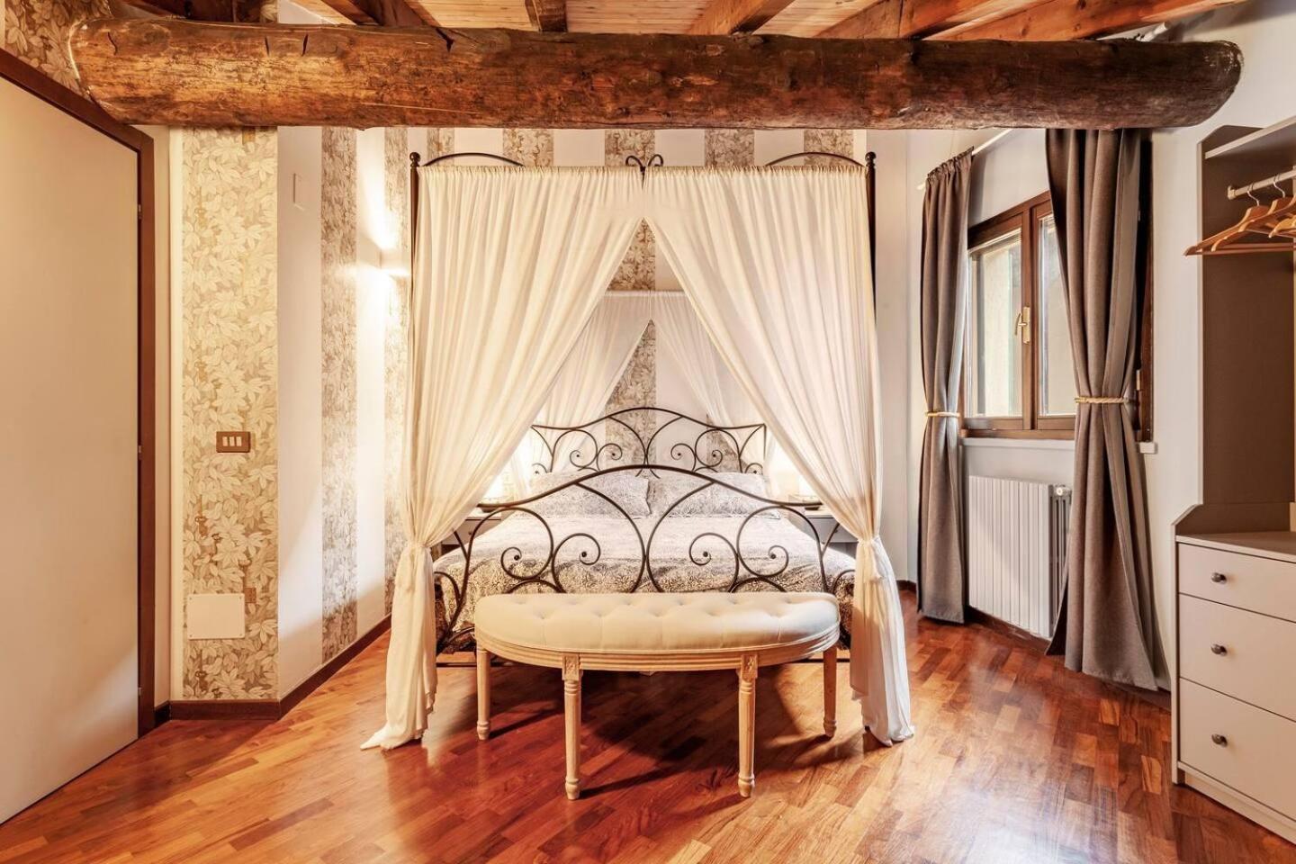 Design With Parking Navigli Area * Milano